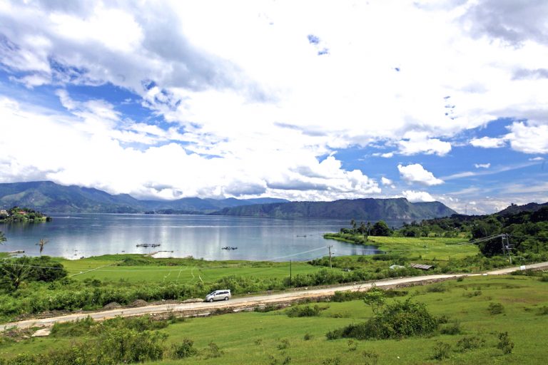 Desa Tuktuk Siadong: Menikmati Daya Pukau Danau Toba di Di Tanjung Kecil Pulau Samosir
