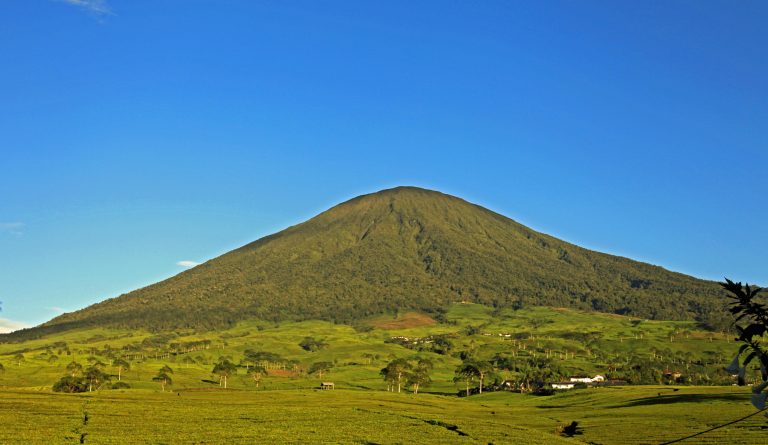 Gunung Dempo: Sensasi Pendakian yang Menantang