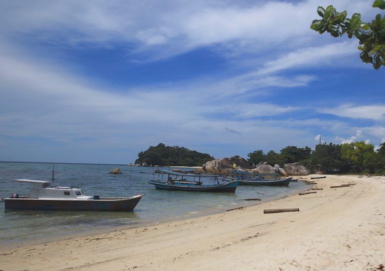 Pantai Matras dan Parai Tenggiri: Menikmati Keindahan Pantai Nelayan di Bangka