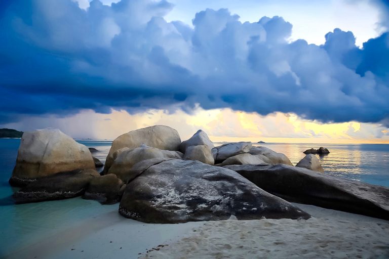 Pantai Tanjung Pendam: Pesona Pantai Belitung