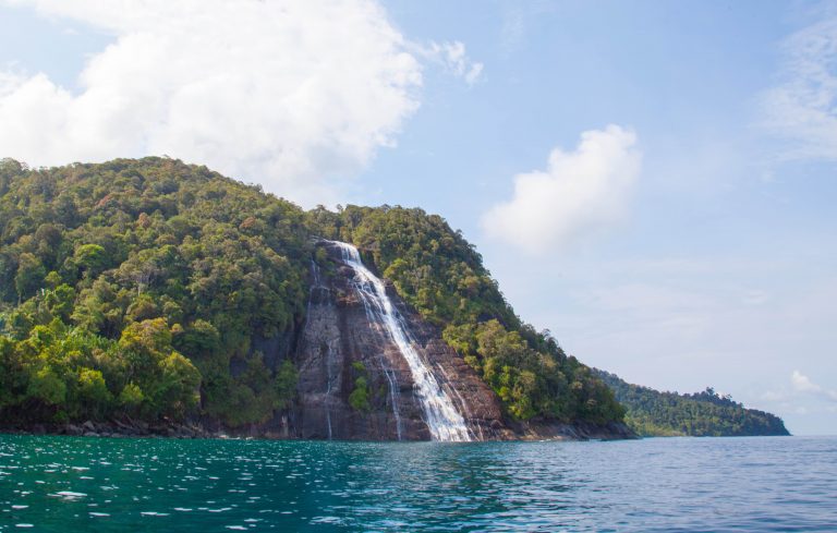 Pulau Mursala: Mereguk Keindahan Air Terjun nan Memukau di Tapanuli Tengah