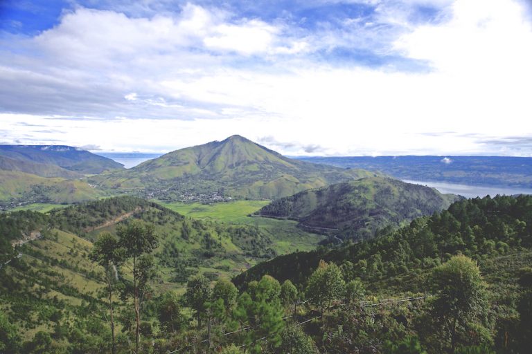 Samosir: Pulau Raksasa nan Indah di Tengah Danau Toba