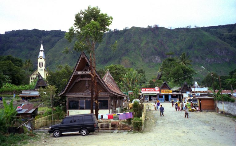 Desa Tomok: Menikmati Budaya Batak dengan Banyak Cerita