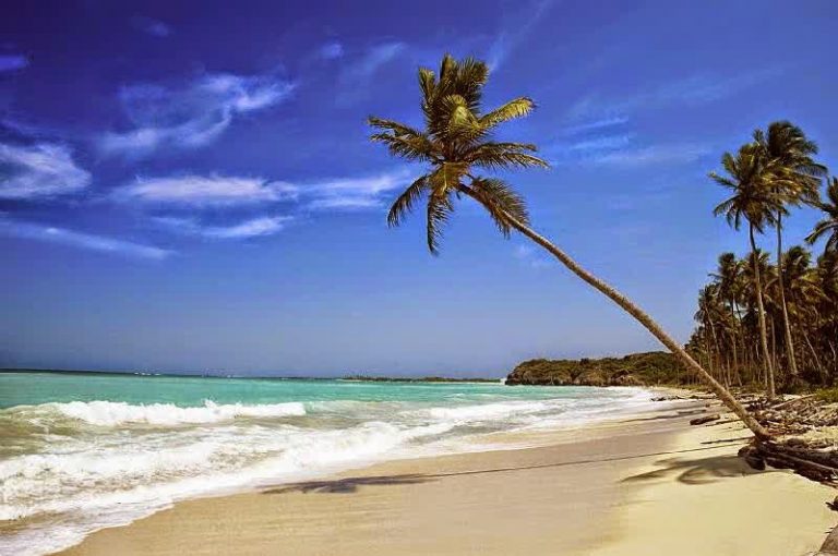Pantai Anyer: Menatap Dramatis Gunung Krakatau dan Matahari Terbenam