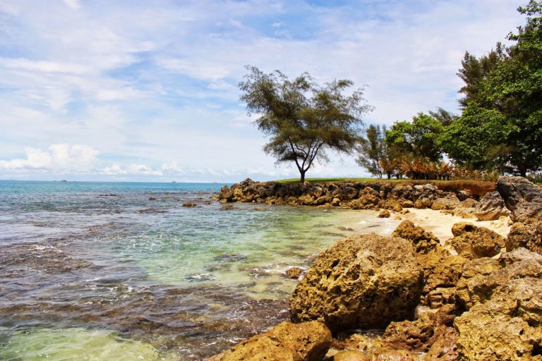 Pantai Carita: Menikmati Liburan di Pantai Bersama Keluarga