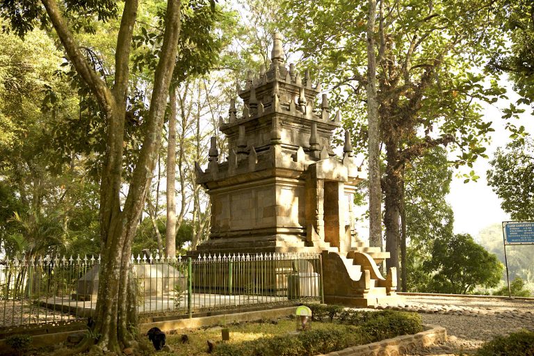 Candi Cangkuang: Candi Hindu di Tengah Danau