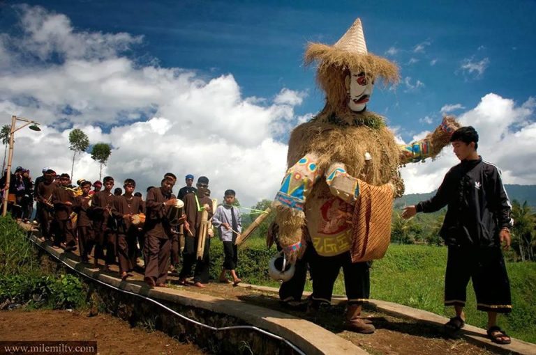 Desa Wisata Ciburial (Cimenyan): Budaya Sunda dan Ternak Lebah