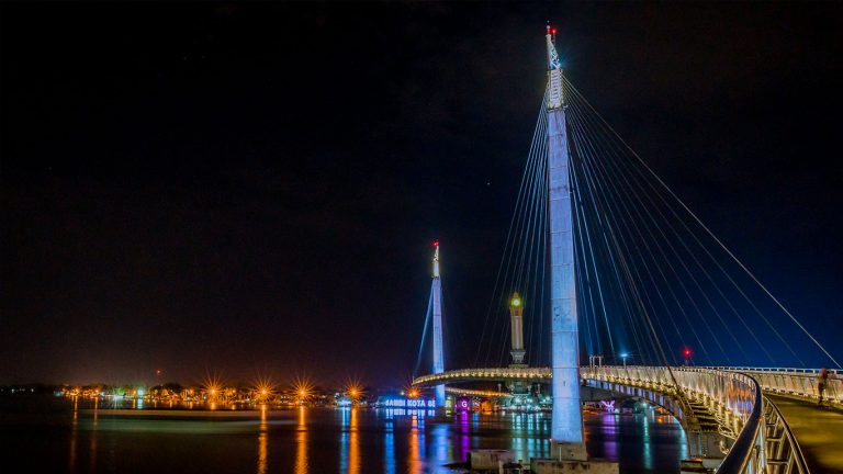 Menara Gentala Arasy: Tahta Indah di Bantaran Sungai Batanghari