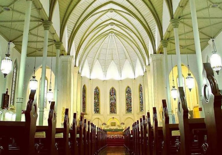 Gereja Katedral Bogor: Tenggelam dalam Keindahan Neo-Gothik dan Khusyuknya Kebaktian