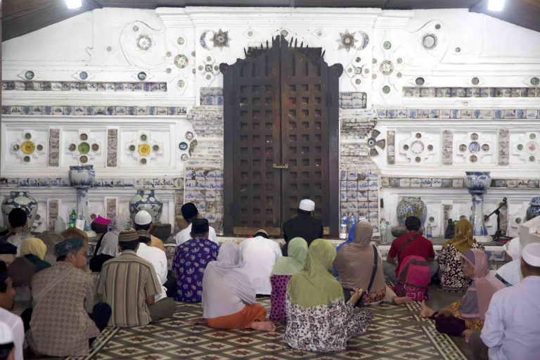 Makam Sunan Gunung Jati: Berziarah dan Menikmati Kuliner Cirebon