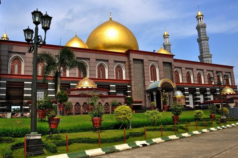 Masjid Kubah Emas Dian Al Mahri Depok: Taj Mahal Indonesia dengan Kubah Berkilauan