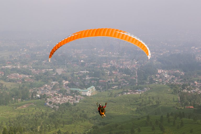 Menikmati Keindahan Puncak Bogor dengan Paralayang