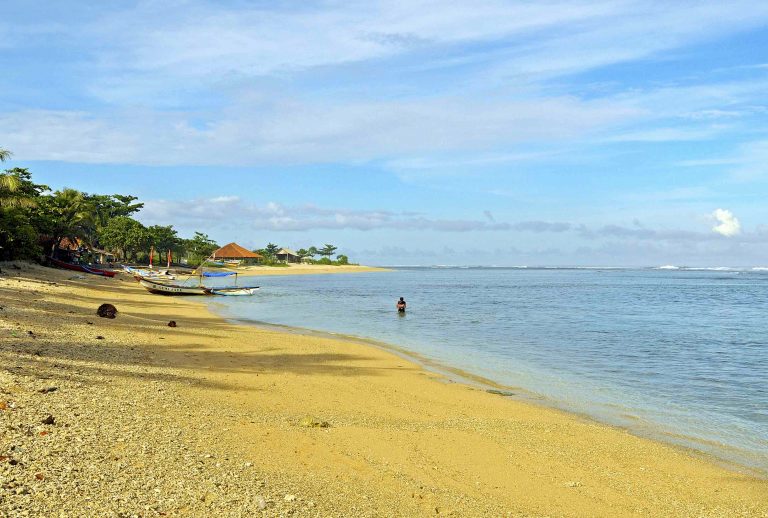 Pantai Ujung Genteng, Sukabumi: Simfoni Alam yang Menentramkan