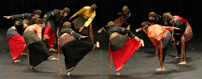 Randai: Menikmati Perpaduan antara Musik Tradisional, Cerita Rakyat, Drama, dan Silek Minangkabau