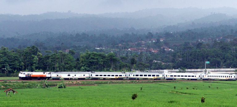 Sensasi Naik Ular Besi dari Jakarta ke Bandung Wisata Sejarah Jalur Kereta Api  Batavia-Parahyangan
