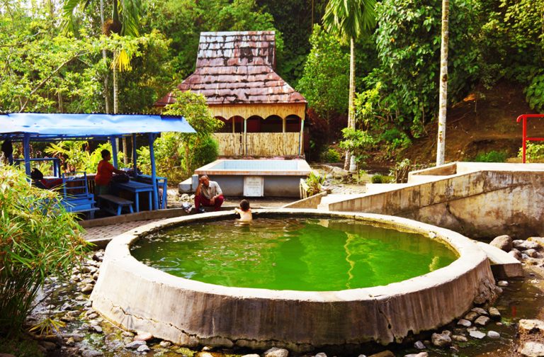 Suban Air Panas: Menikmati Alam Sembari Berendam