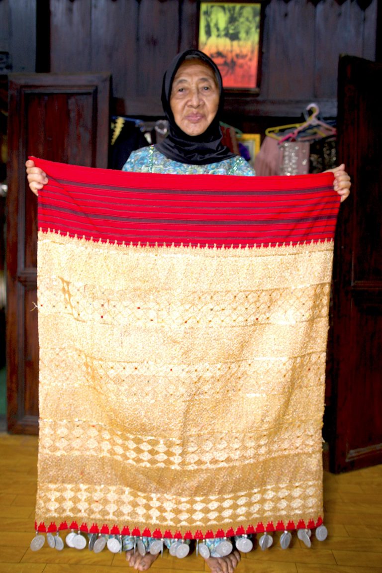 Kain Tapis: Kain Bersulam Benang Emas khas Lampung
