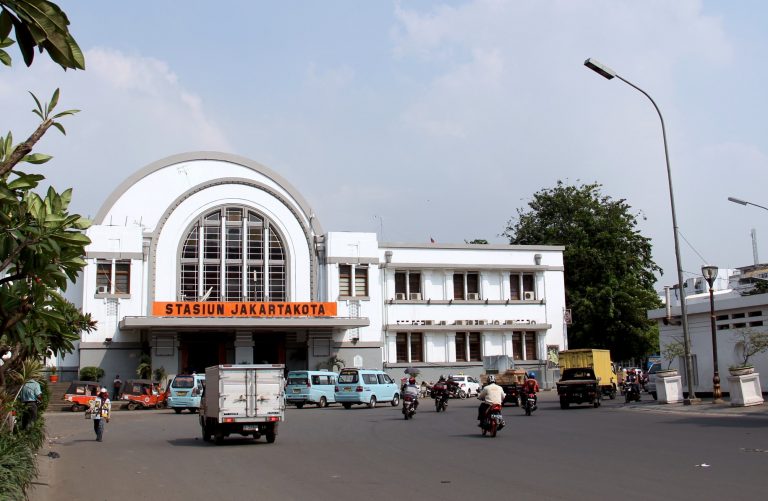 Stasiun Kereta Api Jakarta Kota: Kesederhanaan adalah Jalan Terpendek Menuju Kecantikan