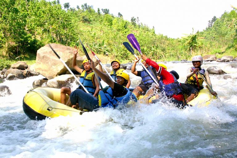 Berarung Jeram di Arus Liar Jawa Timur: Keseruan Berteman Pemandangan yang Menakjubkan