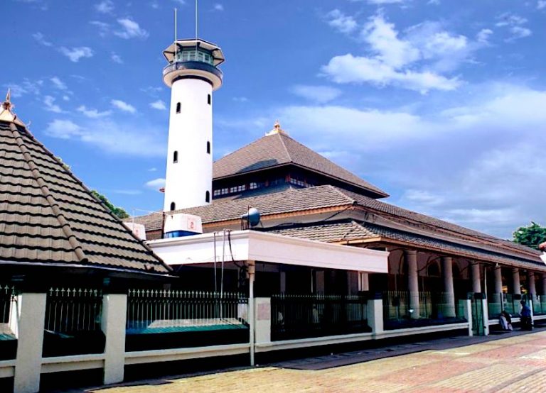 Masjid dan Makam Sunan Ampel: Menikmati Sejarah dan Budaya Islam Jawa Tempo Dulu