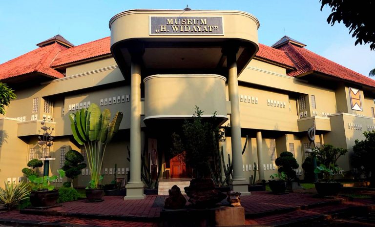 Museum H. Widayat: Memelihara Mimpi, Menyimpan Karya Seni
