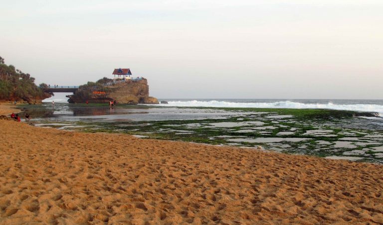 Pantai Kukup: Akuarium Alam dan Pantai yang Indah