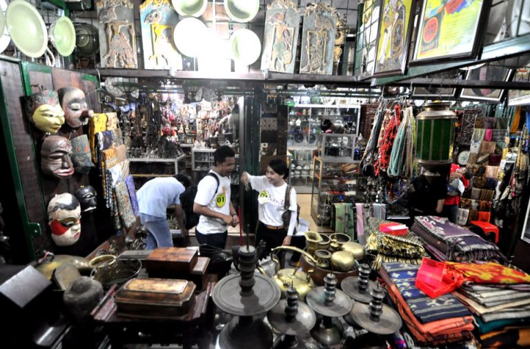 Pasar Antik Triwindu: Berburu Barang Antik di Solo