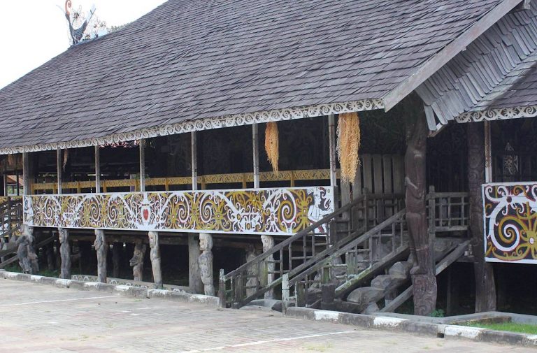 Taman Budaya Pampang: Memahami Kehidupan Suku Dayak Kenyah