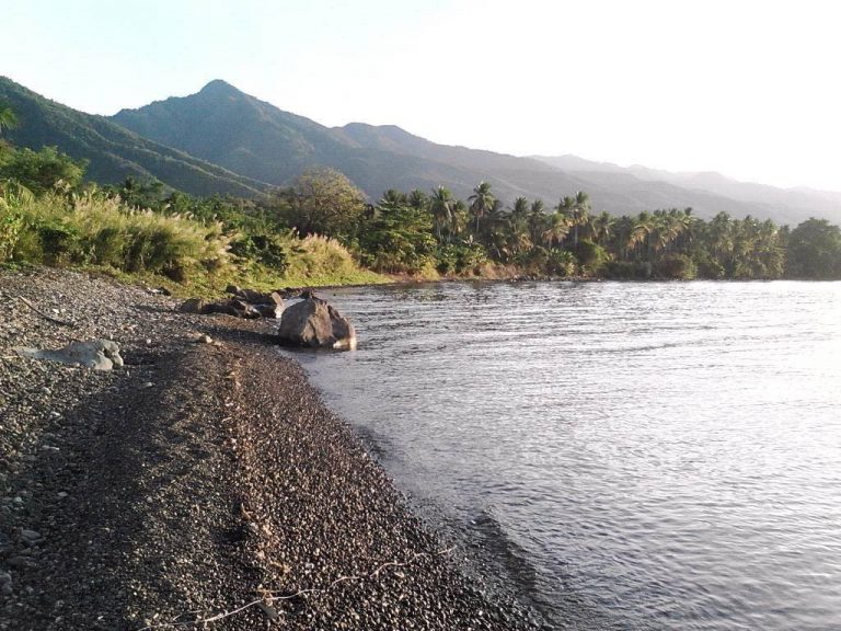 Pantai Kawaliwu: Menikmati Sumber Air Panas Di Pantai Utara Flores Timur