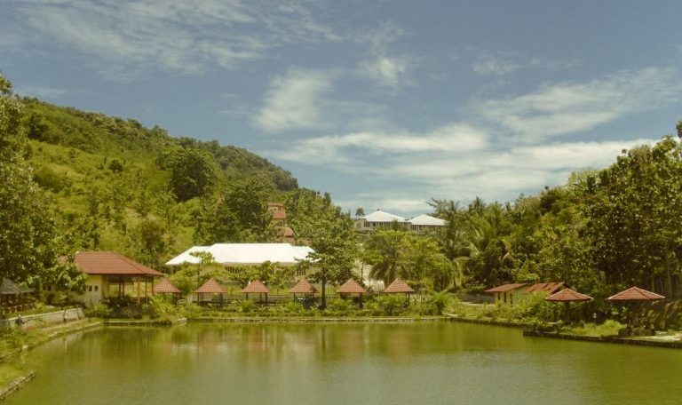 Jati Gentungan: Berenang dengan Latar Alam Pegunungan