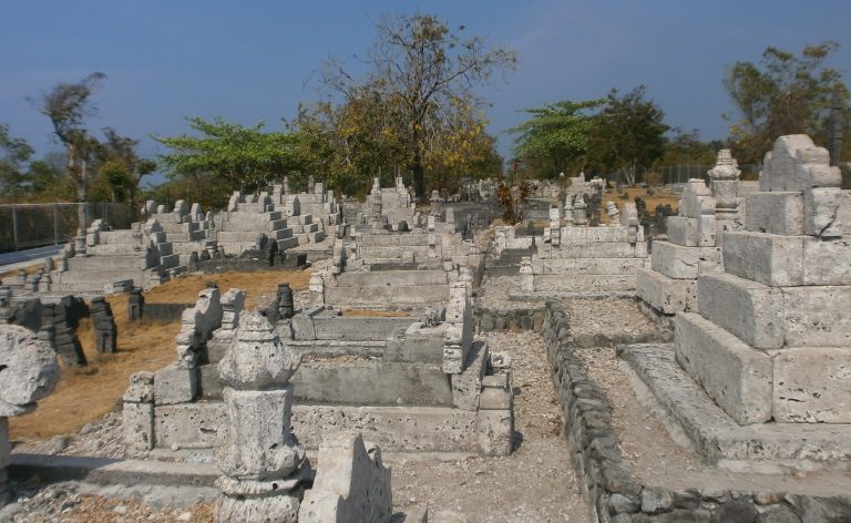 Kompleks Makam Raja-Raja Banggae dan Hadat Mandar di Majene