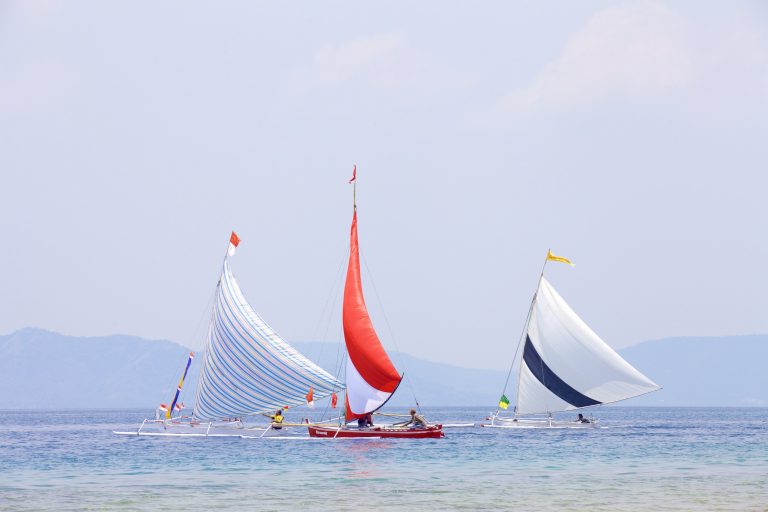 Perahu Sandeq: Menyaksikan Semangat Passandeq Mandar Berpacu di Lautan