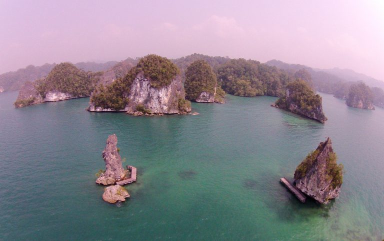 Teluk Kabui: Hidangan Kars Laut nan Memukau