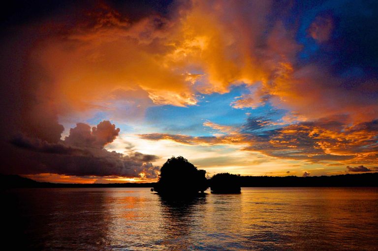 Teluk Triton: Pesona Senja dan Lukisan Prasejarah di Tebing Karang