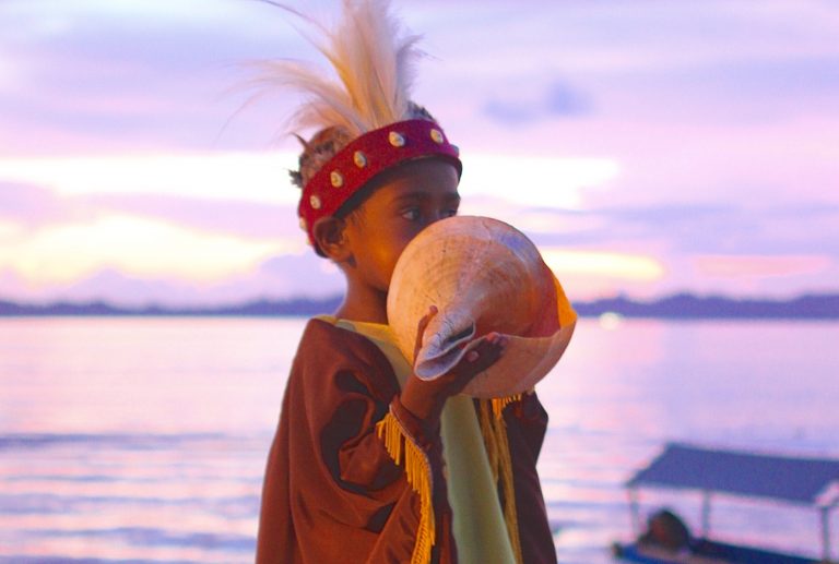 Triton: Alat Musik Tiup Kerang Khas Papua Barat