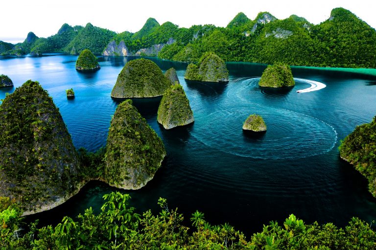 Wayag: Jalur Lautan Kepulauan Raja Ampat nan Indah