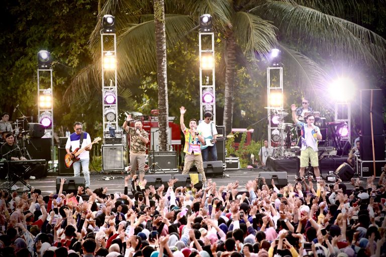 Musik Sunset Balikpapan 2019: Kahitna Sukses Hibur Ribuan Penonton di Pantai Kilang Minyak