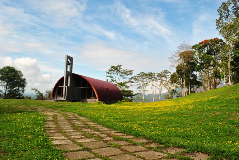 Bukit Doa Mahawu: Wisata Religi dan Menikmati Alam Tomohon