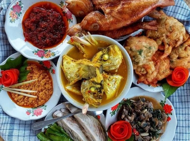 Makan Bedulang: Menikmati Kuliner Belitung dalam Kebersamaan