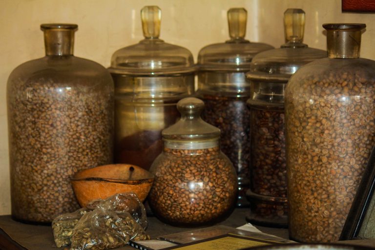 Koffie Fabriek Aroma Bandoeng: Toko Kopi Legendaris Nusantara
