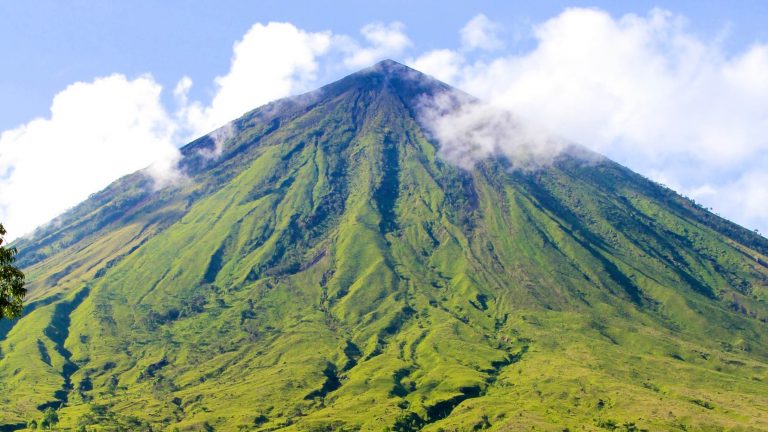 Inerie: Menggapai Pucuk Tertinggi Pulau Flores